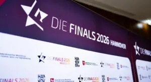 Plakatwand mit dem Schriftzug „Die Finals 2026 Hannover“ und Logos von Partnern.