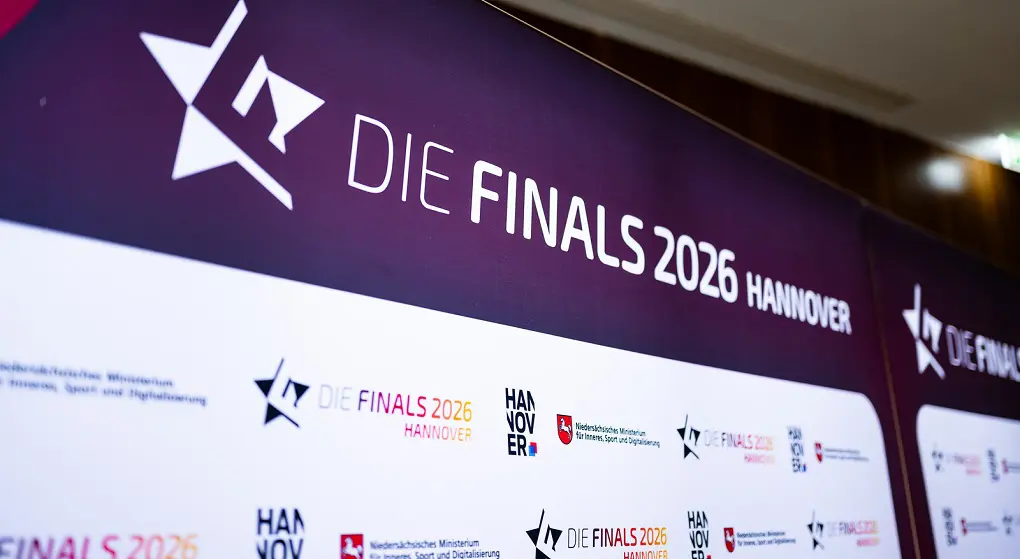 Plakatwand mit dem Schriftzug „Die Finals 2026 Hannover“ und Logos von Partnern.