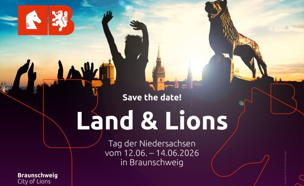 Plakat mit dem Titel „Land & Lions – Tag der Niedersachsen, 12.–14. Juni 2026 in Braunschweig“. Silhouetten von Menschen und der Braunschweiger Löwe im Sonnenlicht.